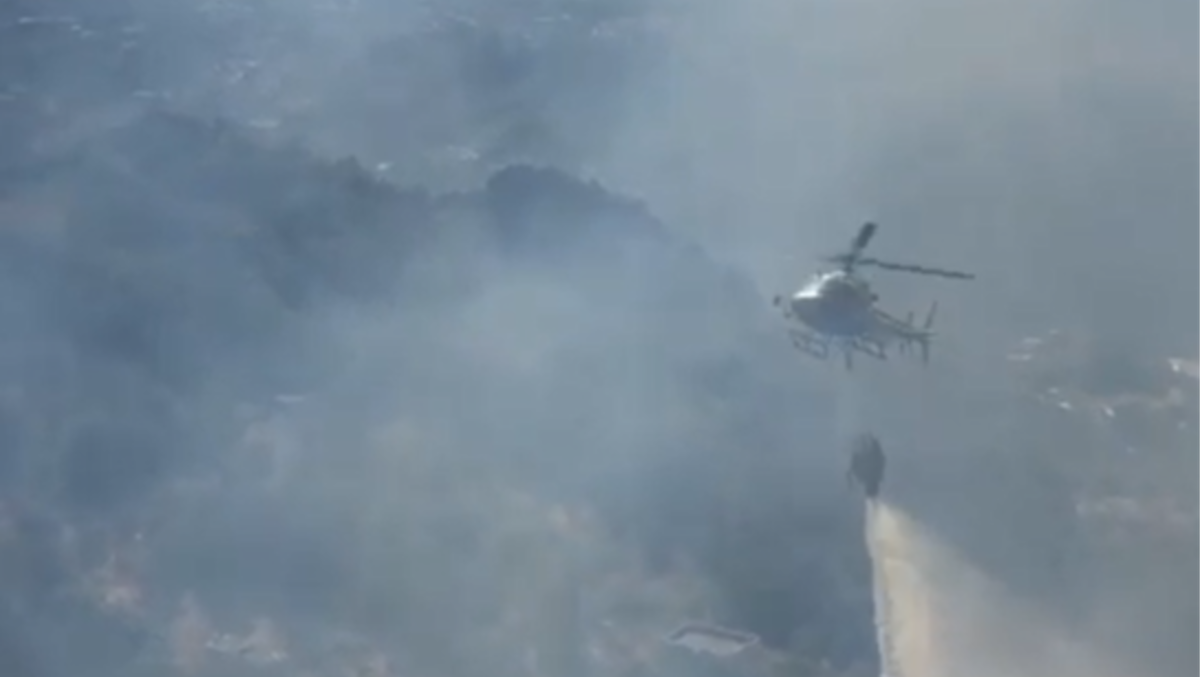 Incendio a Bagheria, contrada Lanzirotti: elicottero in azione, parte del costone già circoscritta - Credit Foto Comune di Bagheria