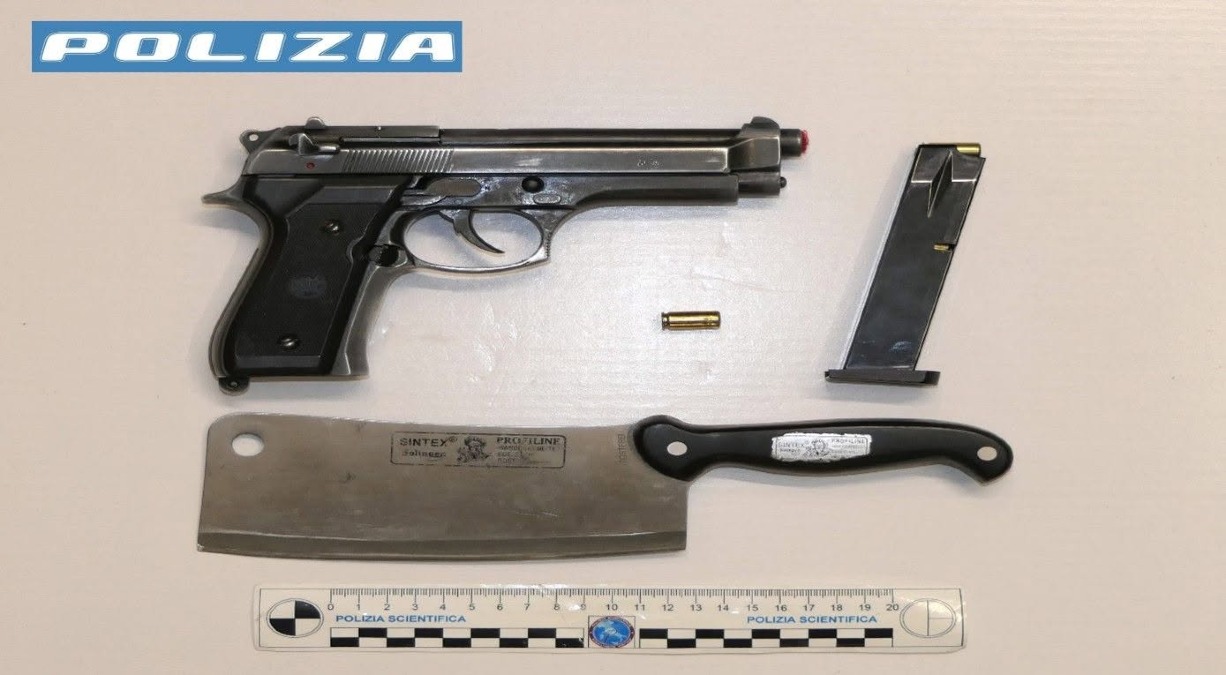 Vittoria: fermato con pistola giocattolo senza tappo rosso e mannaia, denunciato dalla Polizia Stradale - Credit Foto Questura di  Ragusa