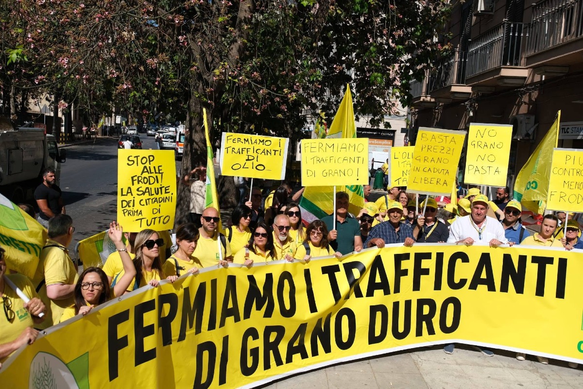 Coldiretti in piazza a Palermo: protesta contro i traffici che affossano grano e olio siciliano - Ceduit Foto Coldiretti Sicilia