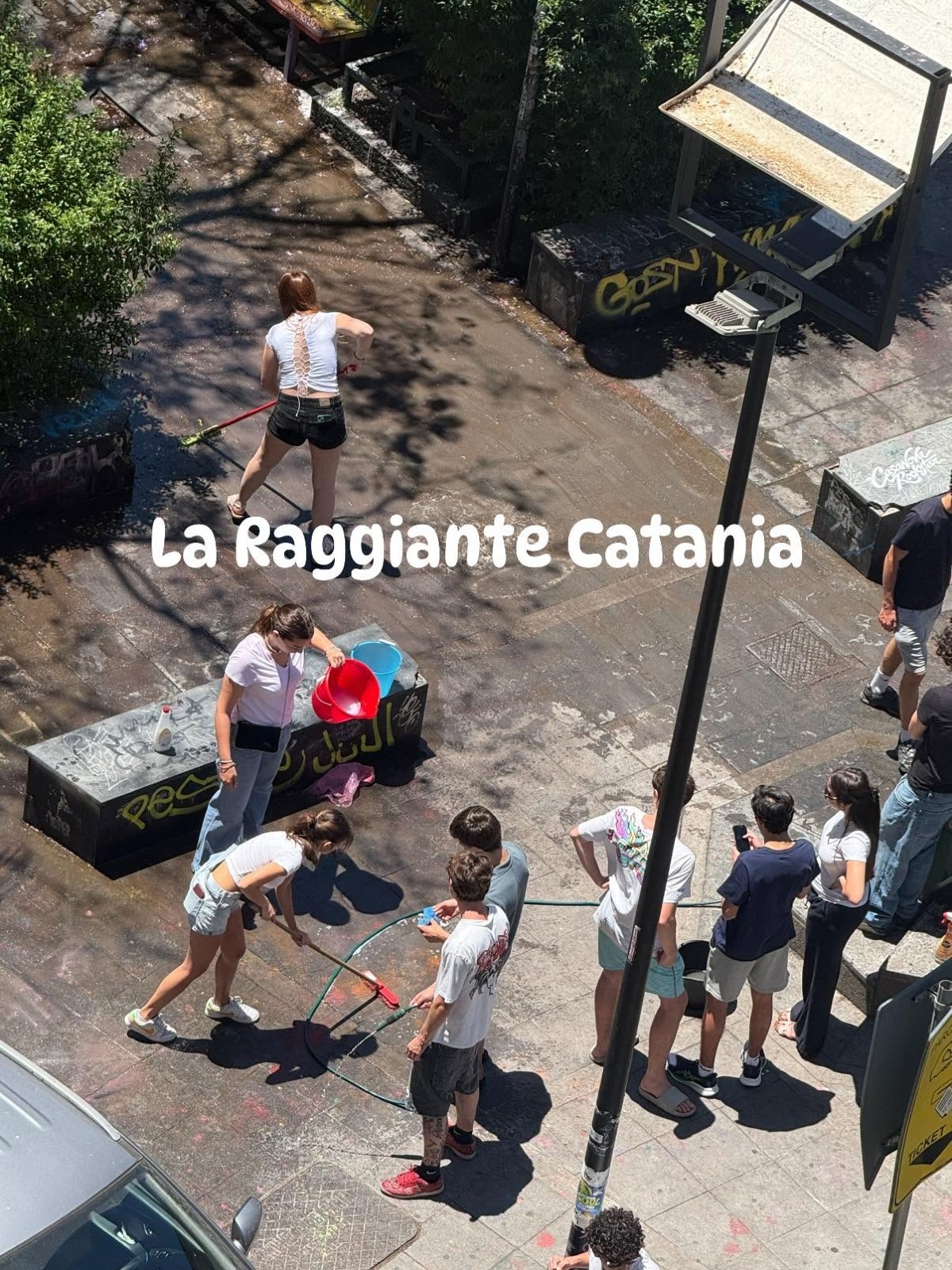 Catania: un gruppo di liceali pulisce Largo Rosolino Pilo dopo gli scontri del Cutelli - Credit foto La raggiante Catania