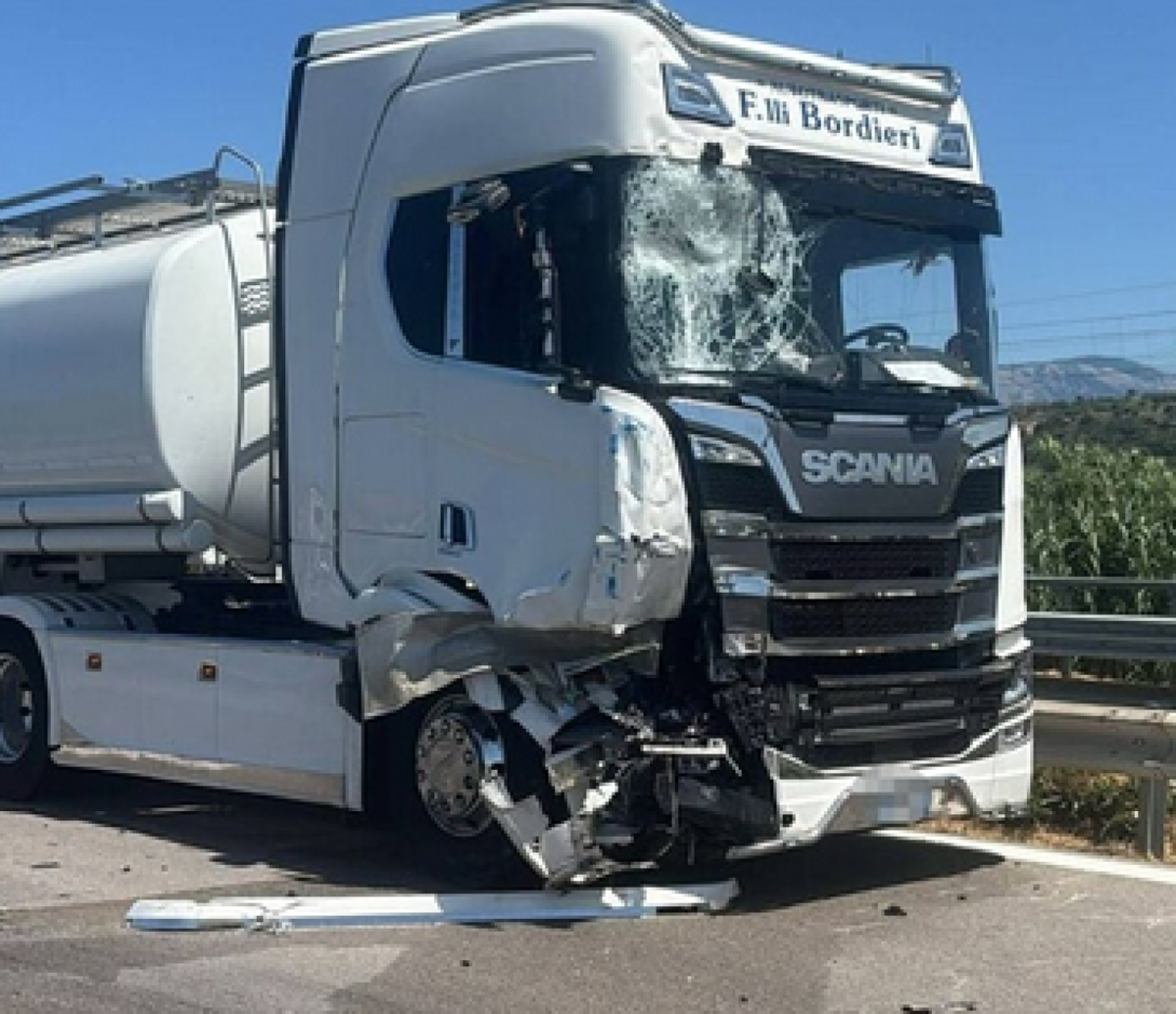 Incidente sulla A19 a Termini Imerese: autoarticolato urta furgone di manutenzione, un ferito - 