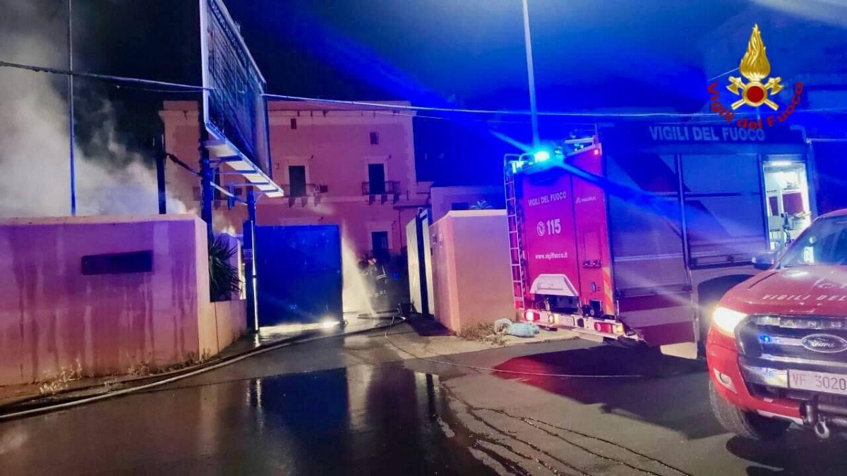 Incendio doloso al deposito Sicily by Car in via San Lorenzo: 11 veicoli danneggiati - 