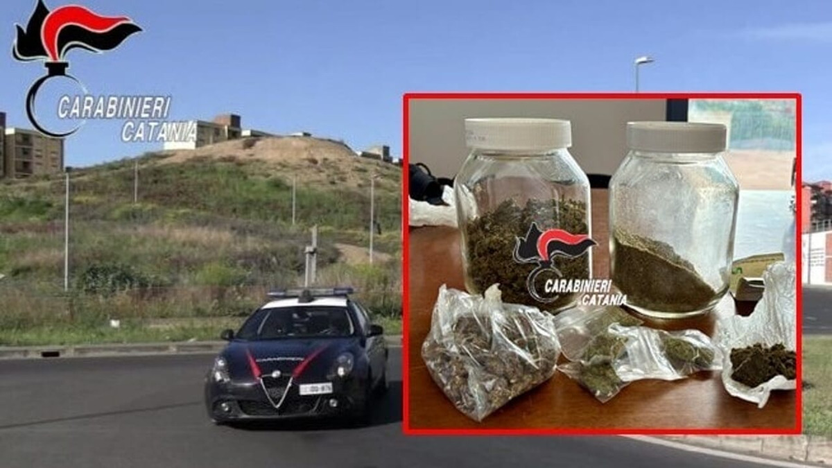 Catania, 20enne arrestato a Librino: sequestrati quasi 140 g di marijuana, hashish e una pistola a salve - 
