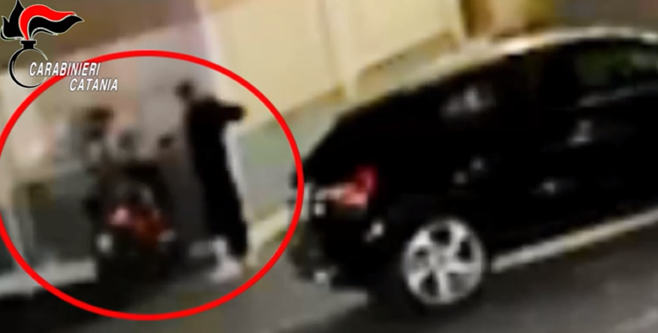 VIDEO - Ramacca: denunciato un 17enne per rapina dopo aggressione per rubare un motorino in piazza Umberto I - 