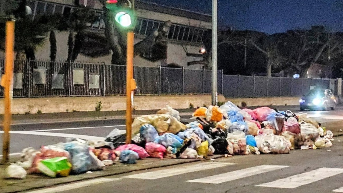 Catania, post satirico denuncia cumuli di rifiuti e solleva dubbi sulla TARI - Credit Foto Inciviltà a Catania