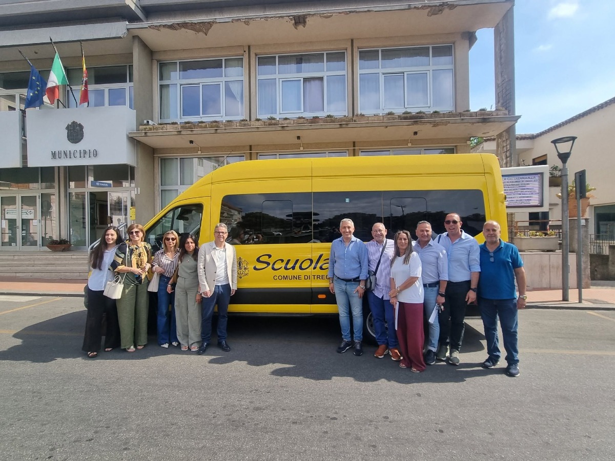 Trecastagni: consegnato il primo scuolabus comunale da 27 posti con pedana per disabili - Credi