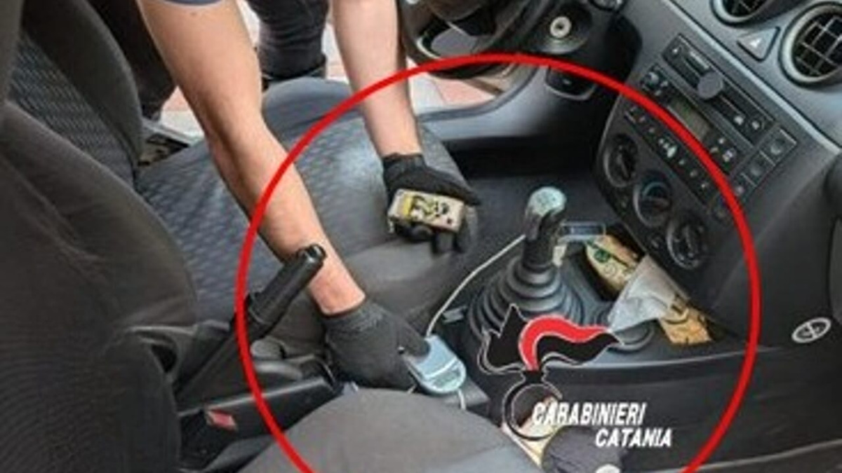 Acireale: arrestato 19enne con 101 grammi di hashish e 745 euro dopo fuga in auto