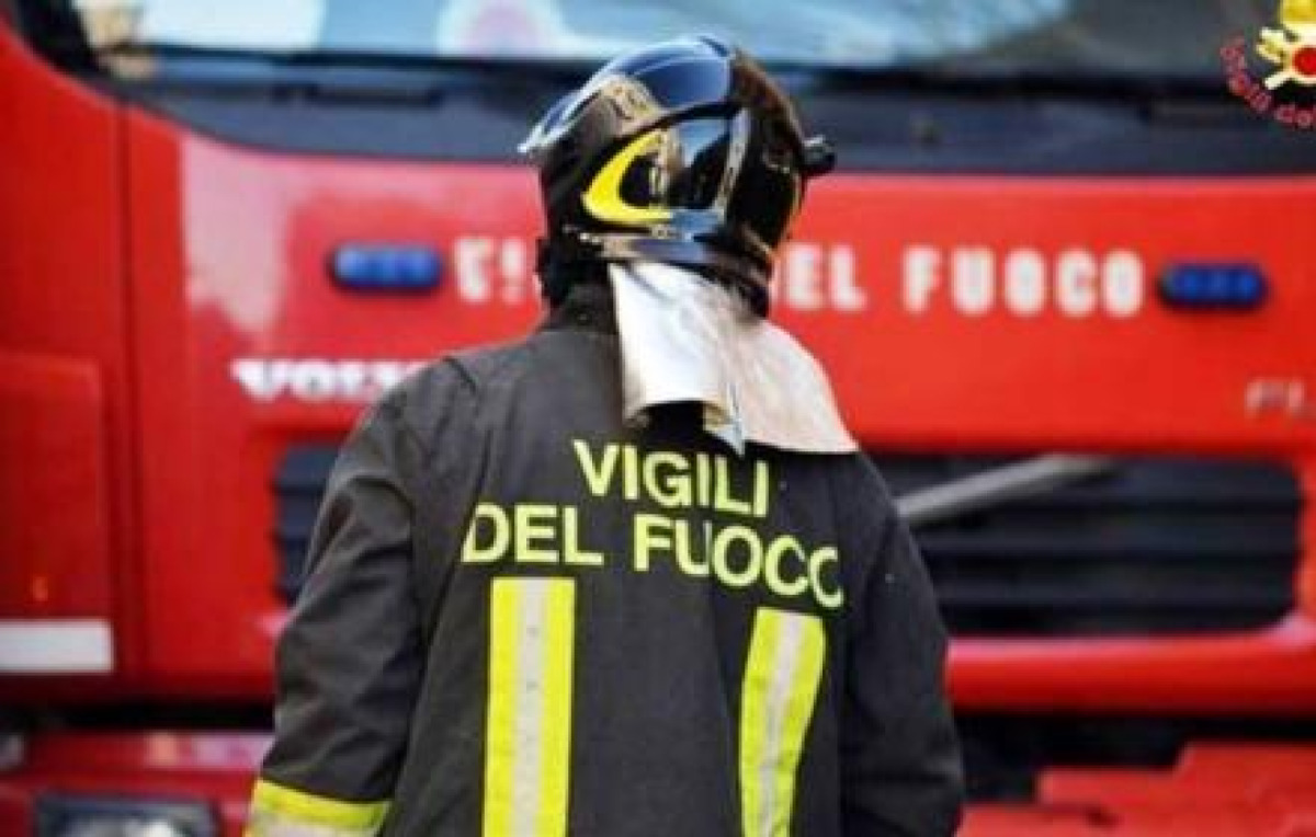 Vasto incendio a Zia Lisa: evacuate abitazioni, colonne di fumo visibili in città - 