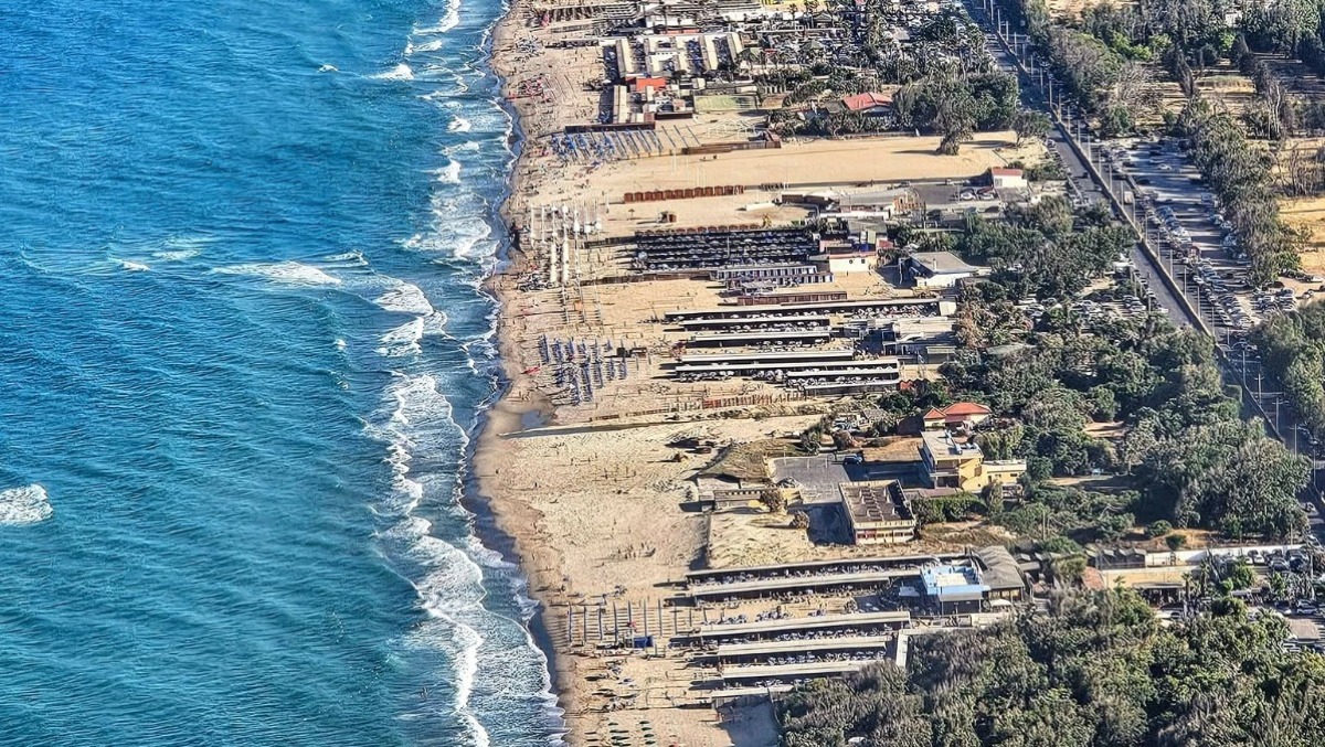 Playa di Catania, la "grande bugia" degli spazi pubblici: tra promesse e abusi - Credit Foto Inciviltà a Catania