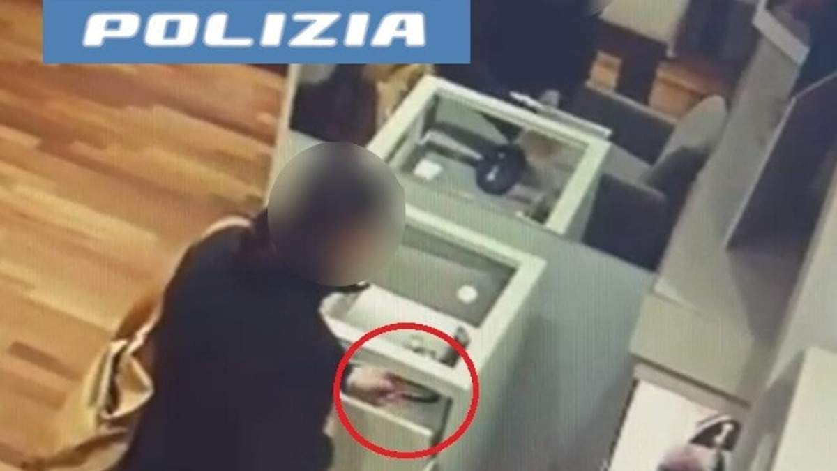 Catania: donna denunciata per due furti in gioielleria, bottino oltre 10 mila euro - 