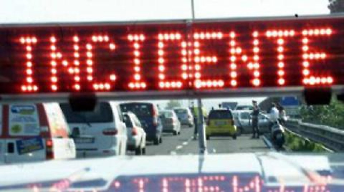 Doppio incidente sull’A18 in galleria Noritteddu: calcestruzzo in carreggiata, tre feriti e code verso Messina - 