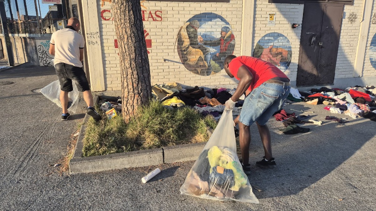 Catania, abbandono di vestiti davanti all'Help Center: Caritas lancia l'appello a "donare bene" - Credit Foto Caritas Diocesana Catania