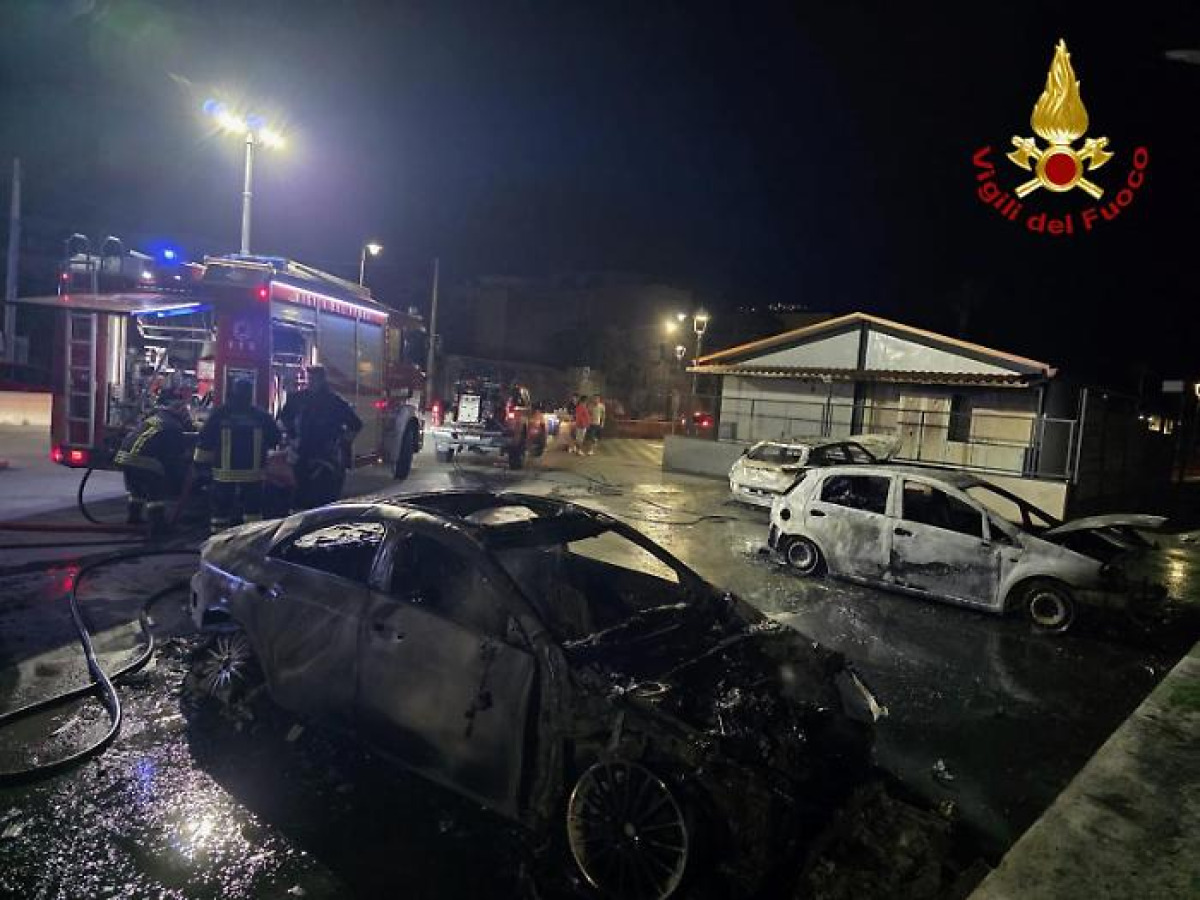 Notte di fiamme a Nizza di Sicilia: quattro auto distrutte in Piazza Azzurra - 