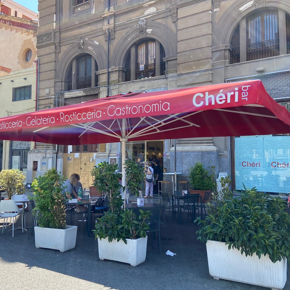 Palermo, bottiglie di benzina e la scritta '5.000 euro' davanti al bar Chéri allo Zen: indagano i carabinieri - 