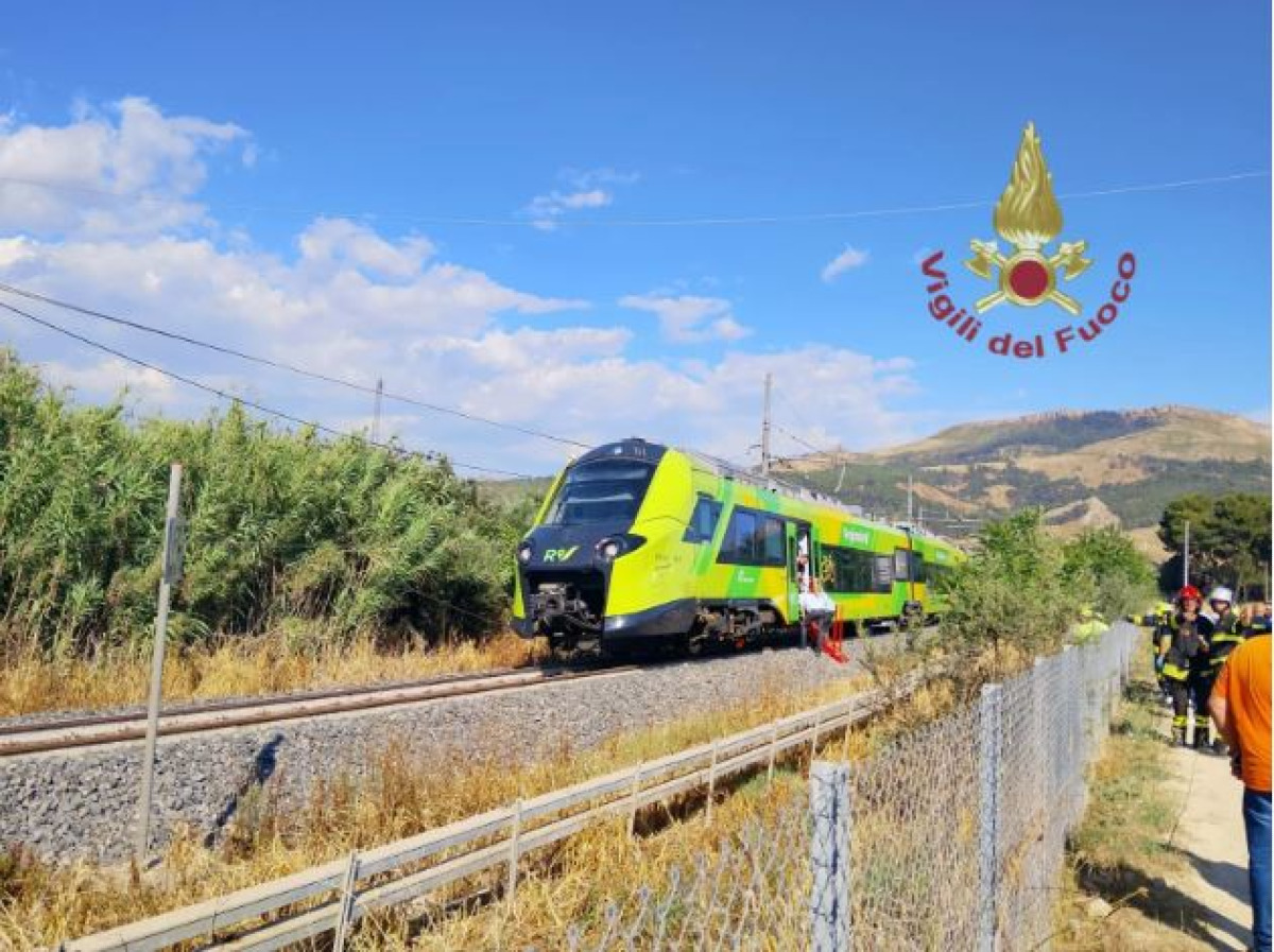 Scontro treno‑furgone sulla Caltanissetta‑Catania: donna di 63 anni trasferita in elisoccorso - 