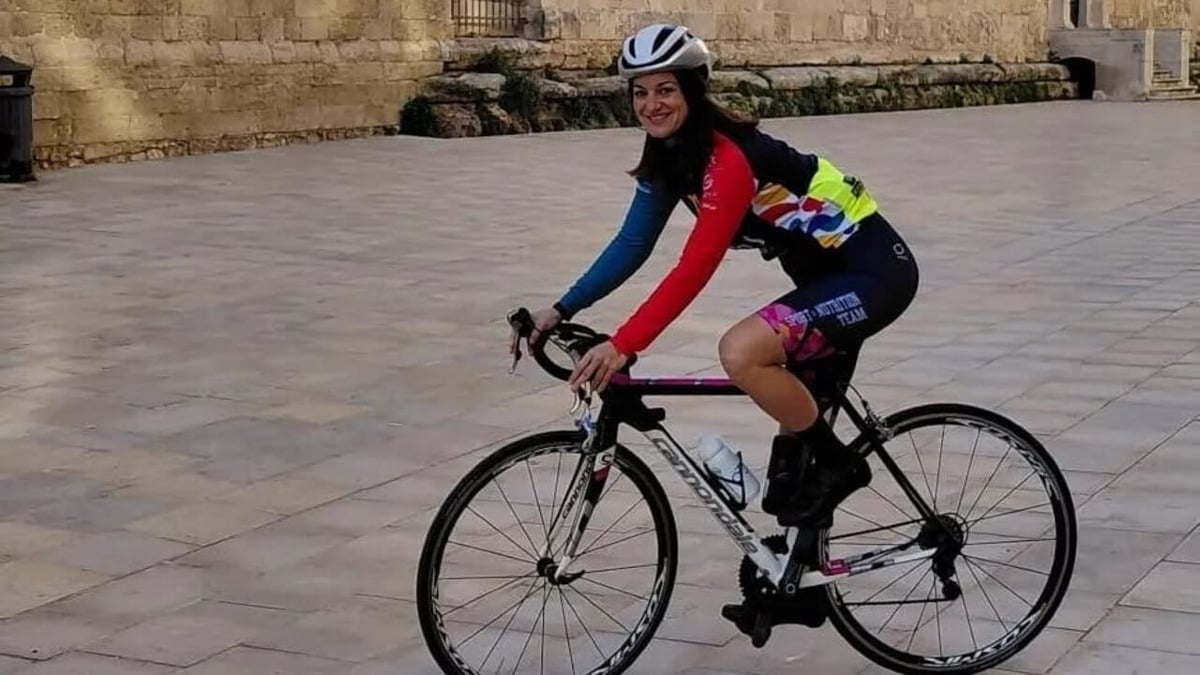 Scontro sulla statale per Pioppo: auto invade la corsia e travolge un gruppo di ciclisti, una donna muore - 