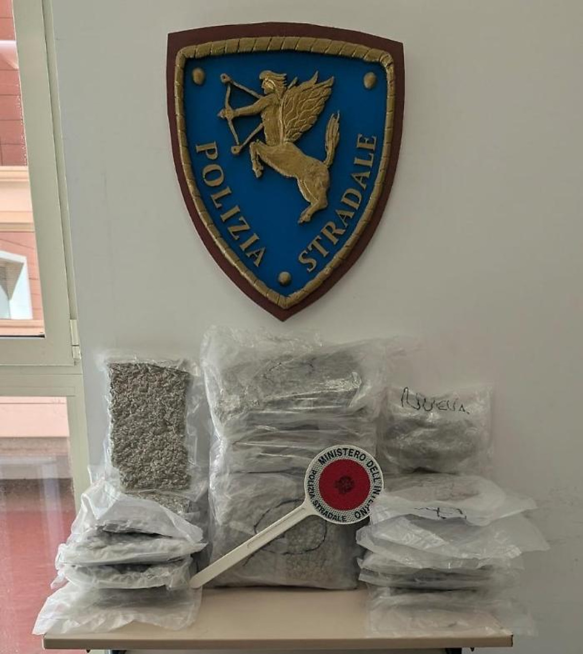 Dodici kg di marijuana nascosti in auto: arrestato al casello di Buonfornello - 