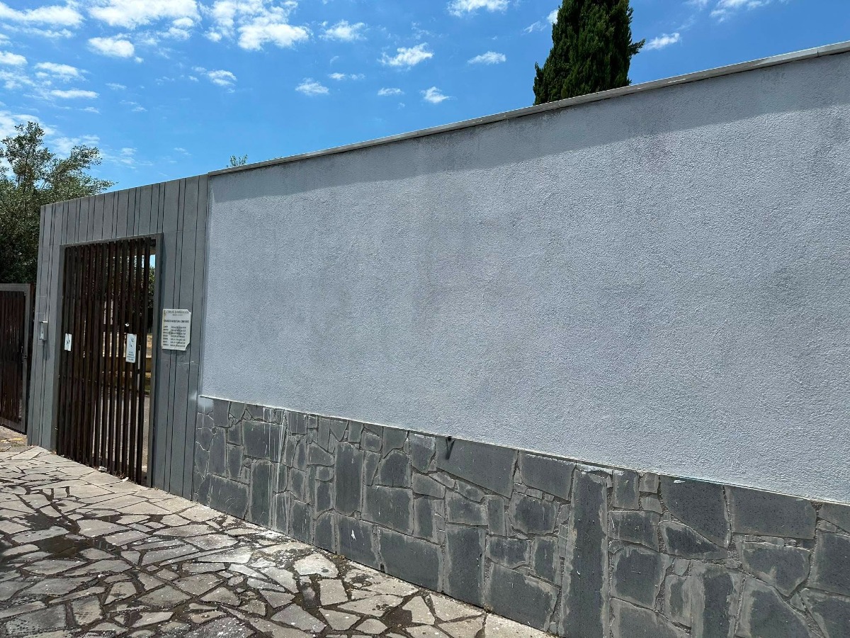Mascalucia: cittadini e associazioni ripuliscono il muro del cimitero, avviata richiesta per una telecamera - Credit Foto Vellini Dario - Consigliere comunale Mascalucia