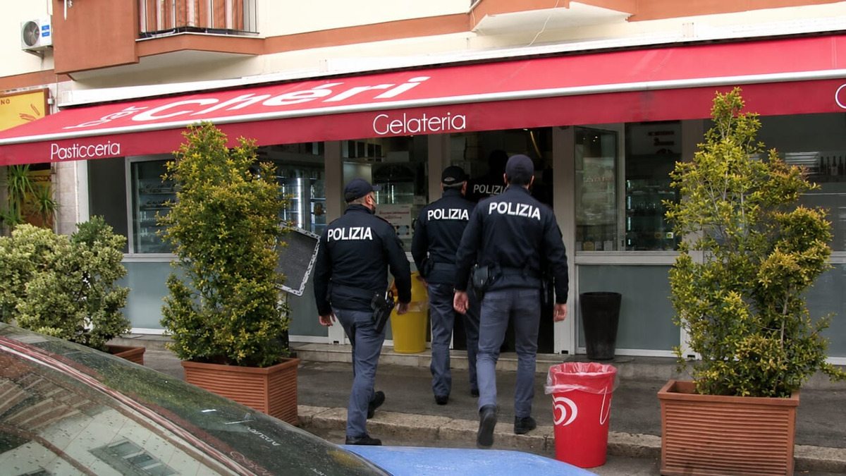 Zen: incendio notturno davanti al bar Chérie, danneggiate le unità esterne dell'impianto - 