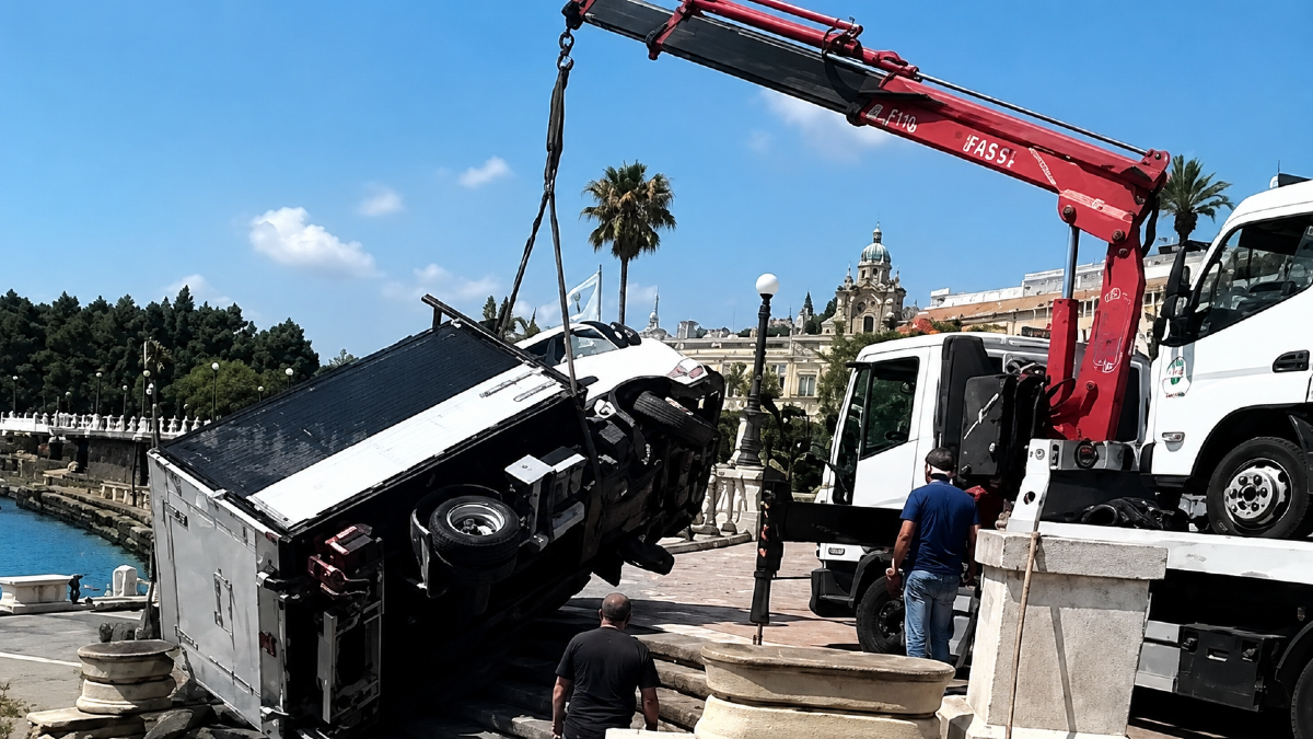 Camion di Messina Servizi precipita dalla scalinata della Passeggiata a Mare: autista illeso - 
