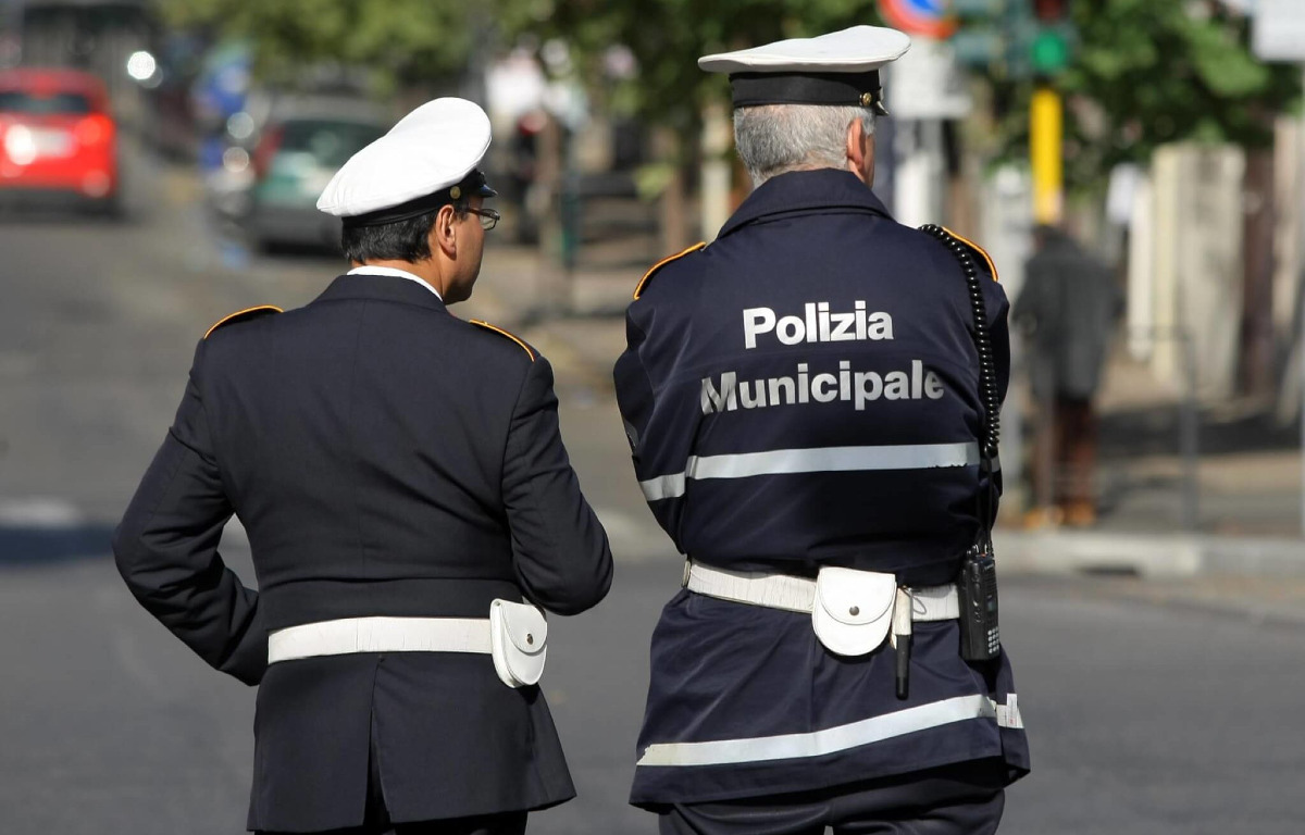 Messina, tensione al rione Provinciale: donna contesta multa per auto parcheggiata accanto alla linea tranviaria - 