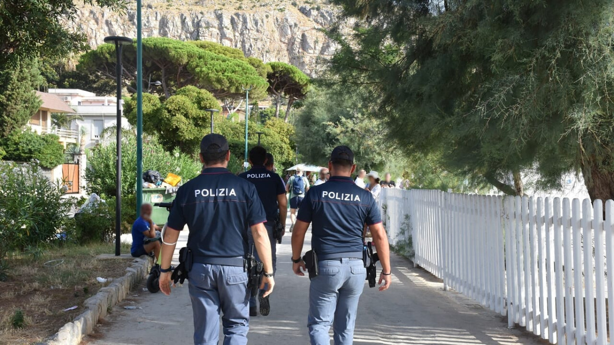 Mondello: arrestati due uomini con sei zaini di refurtiva, trovato anche un farmaco salvavita - 