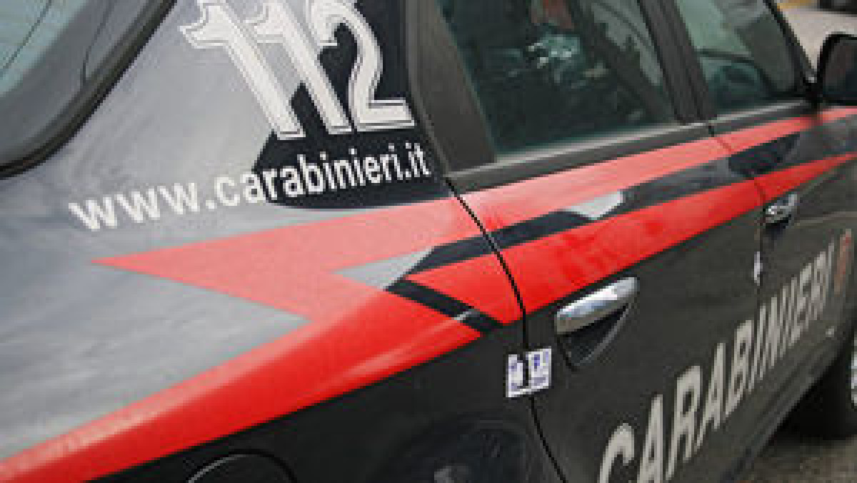 Picchia e minaccia di morte la sorella davanti ai Carabinieri: 49enne arrestato a Gazzi - 