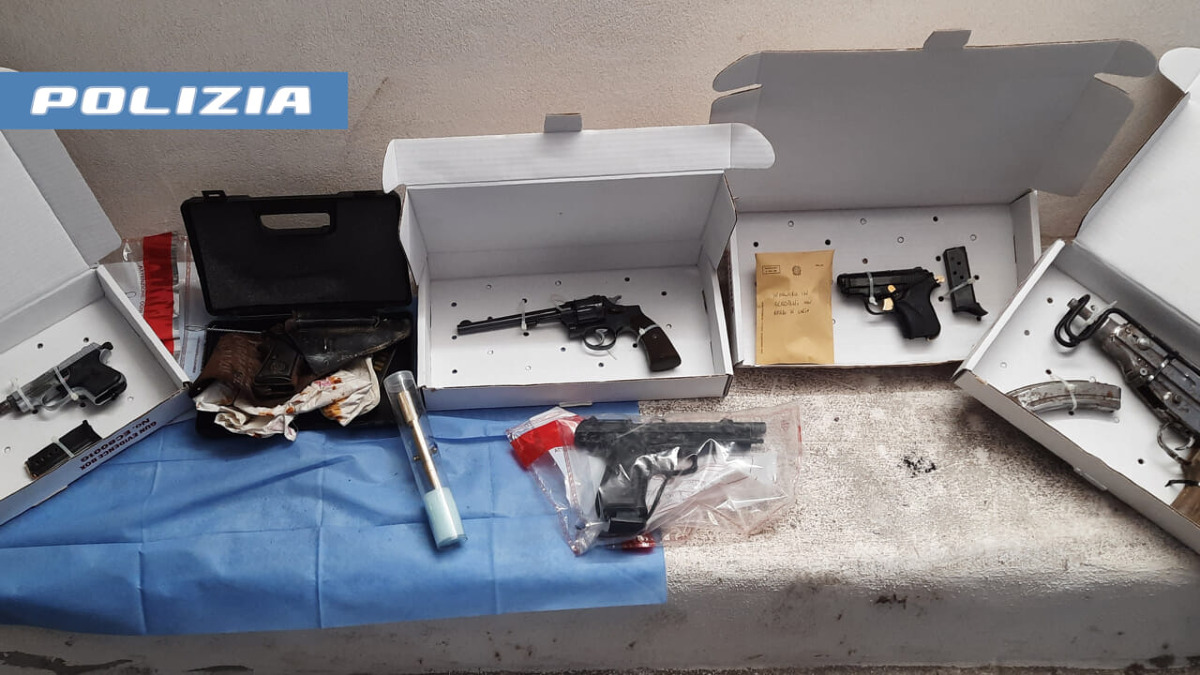 Arsenale sequestrato in un garage a Canalicchio: kalashnikov, penna‑pistola e scooter rubati - 