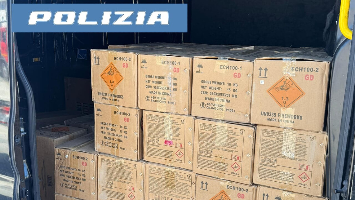 Tangenziale, fermato con una tonnellata di fuochi d'artificio: denunciato un 36enne - 