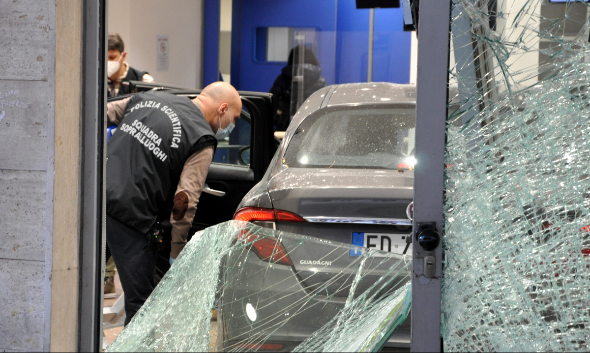 Palermo, tre arresti per l'assalto da 100mila euro alle Poste di via Empedocle Restivo - 