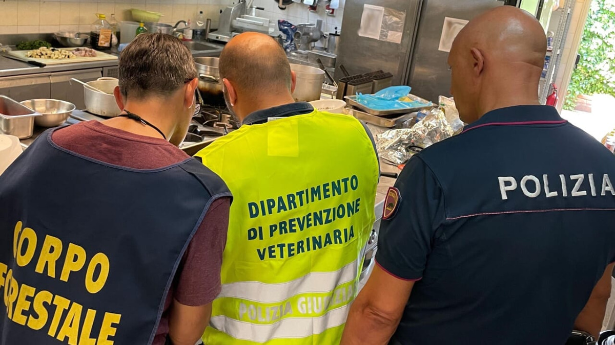 Catania: ristorante in centro sanzionato per irregolarità su lavoro, igiene e suolo pubblico (15.000€) - 