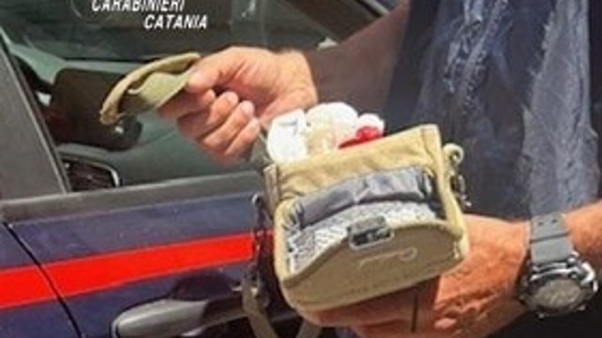 Catania, arrestato 55enne a San Cristoforo: lanciava crack e cocaina dalla finestra durante il blitz - 