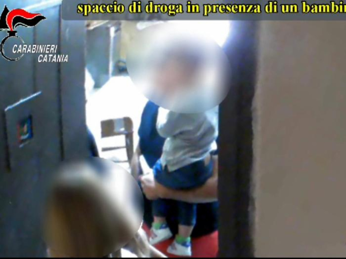 Blitz 'Molosso': 17 condanne e 117 anni complessivi per la casa dello spaccio a Catania - 