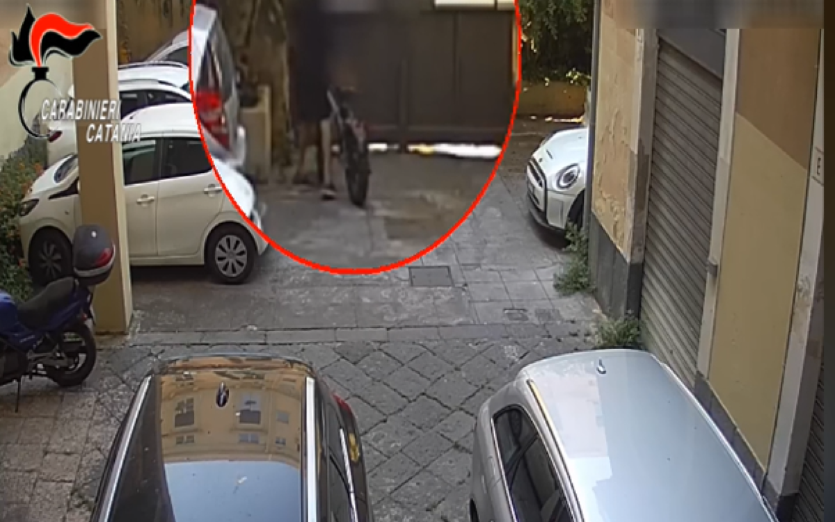 Furto di e-bike a Catania: denunciato 27enne, lanciava le bici oltre l'inferriata per fuggire - 