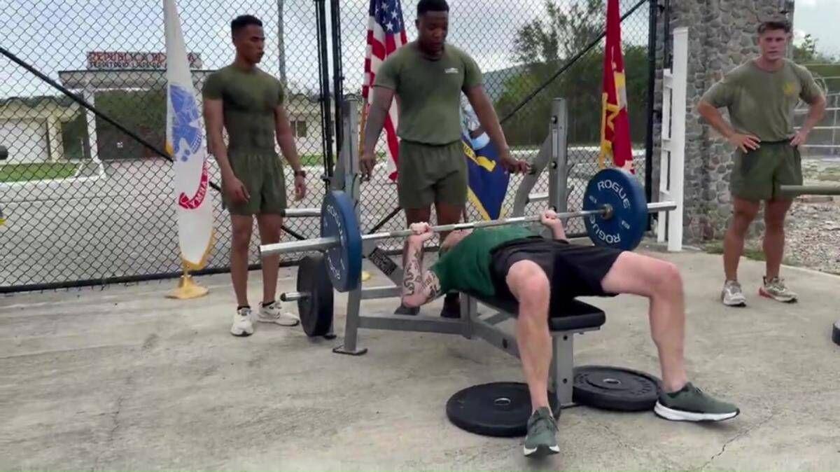 Hegseth e la sfida con i Marines, lo show con il bilanciere alla panca - 