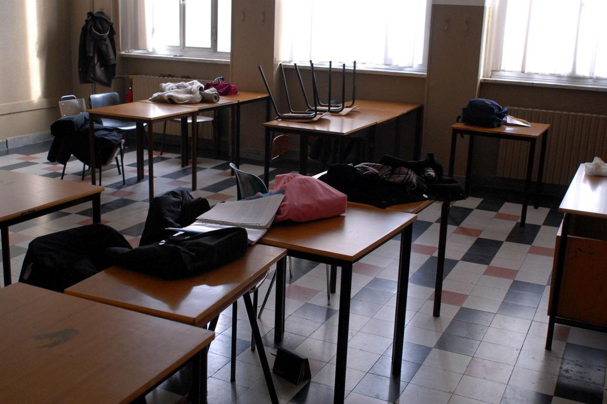 "Dammi le sigarette o sparo", studente punta la pistola contro un professore - 