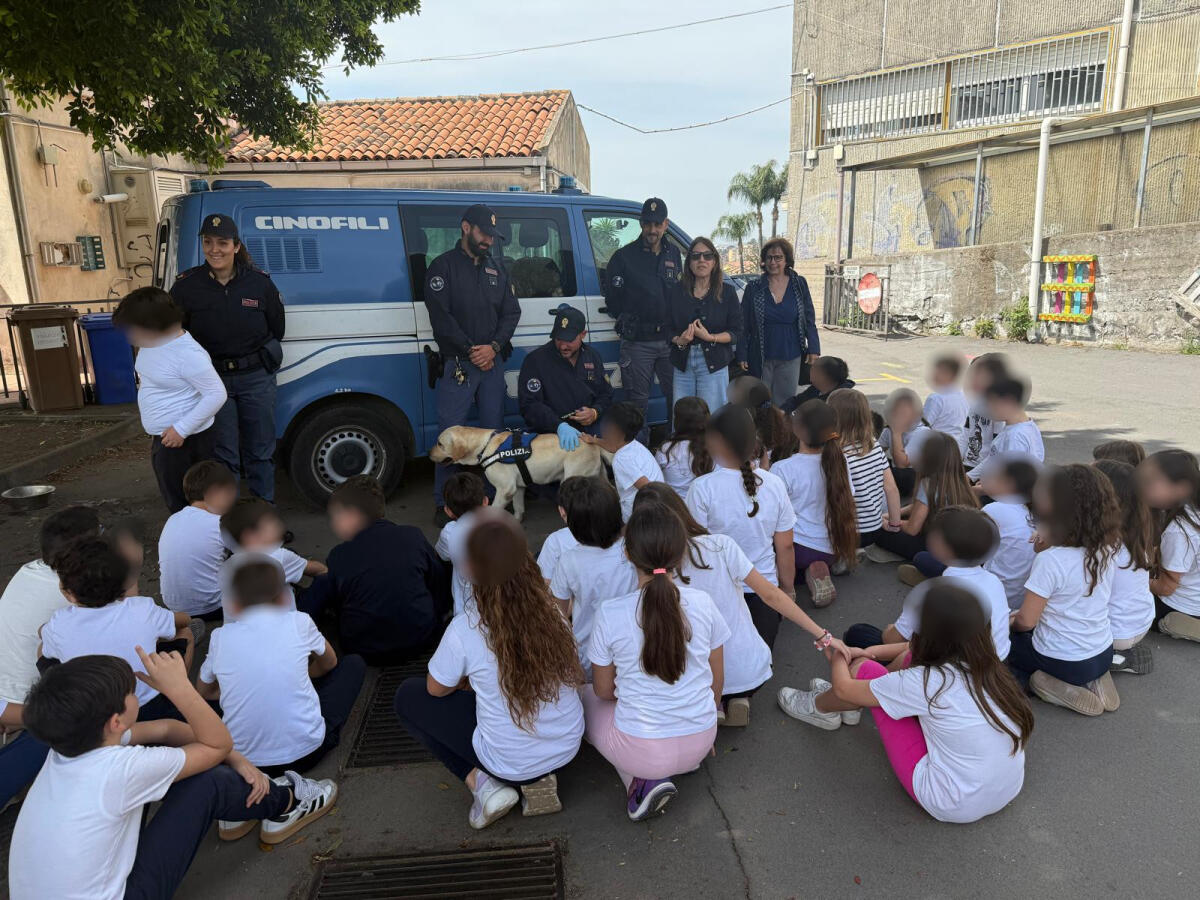 Catania: alunni di San Gregorio incontrano la squadra cinofili della Polizia, dimostrazione con il cane antiesplosivo - 