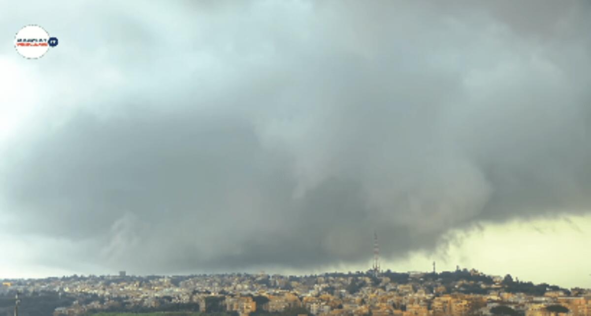 Tromba d'aria a Roma, alberi e rami caduti ma nessun ferito: il video del vortice - 