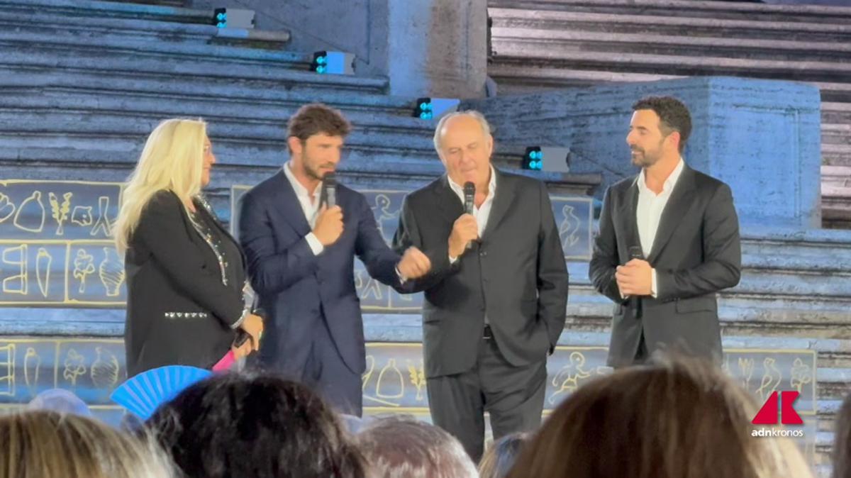Premio Biagio Agnes, l'atteso abbraccio tra Gerry Scotti e Stefano De Martino - Video - 