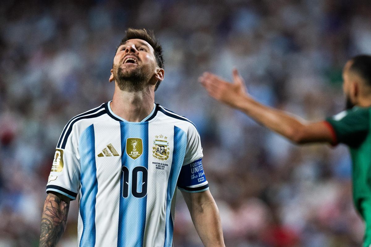 Messi, il comunicato della famiglia su papà Jorge: "Sotto osservazione, rispettate privacy" - 