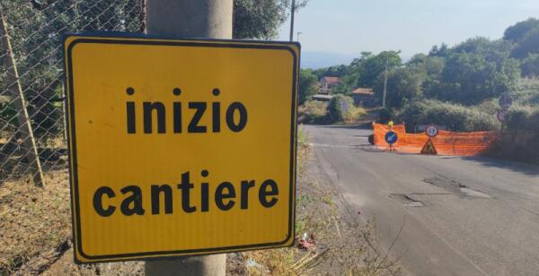 Ragalna, cantiere in via Canfarella: caditoie rialzate in vista del nuovo asfalto