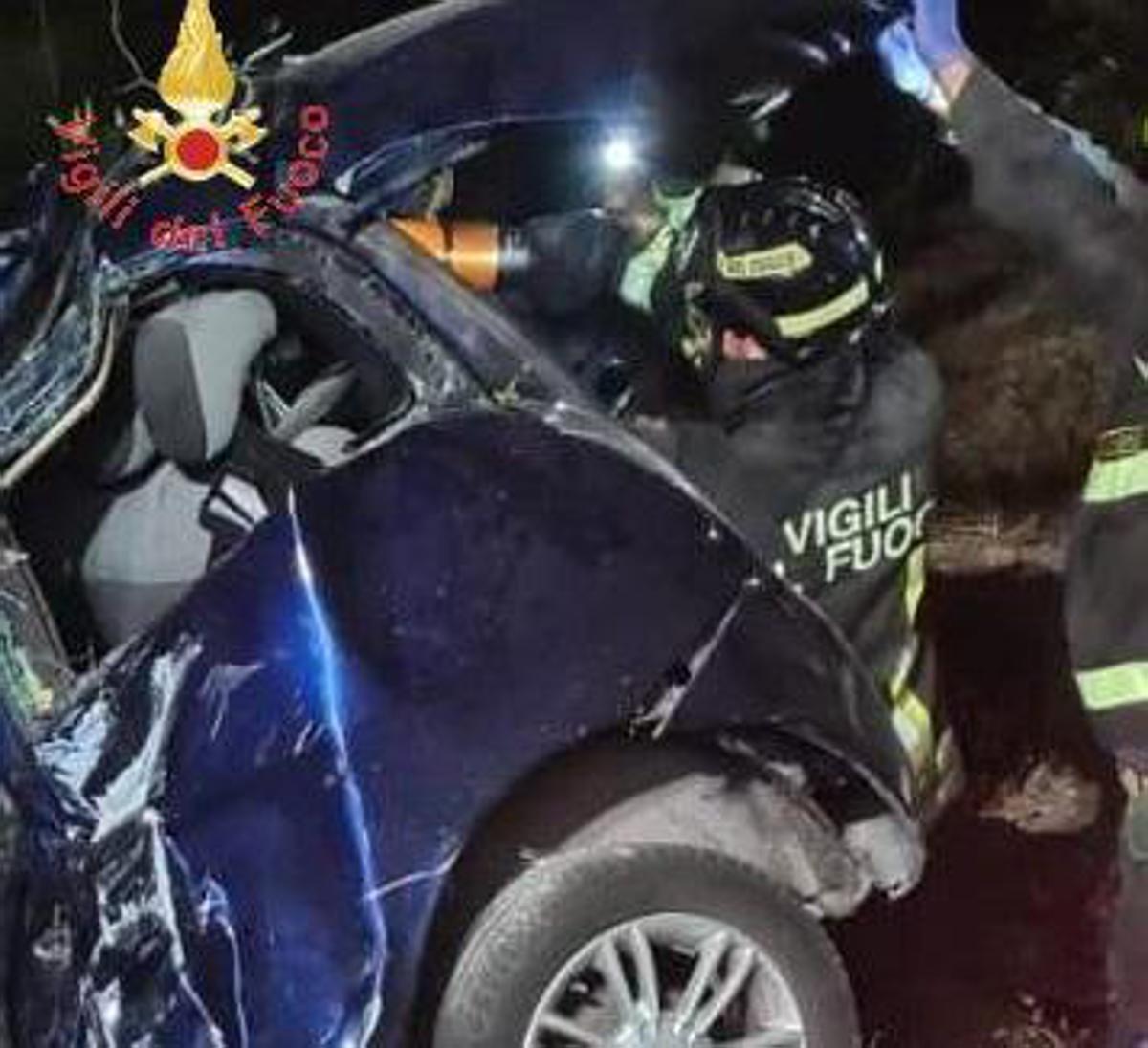 Si schianta contro albero, morto ragazzo di 20 anni nel Catanzarese - 