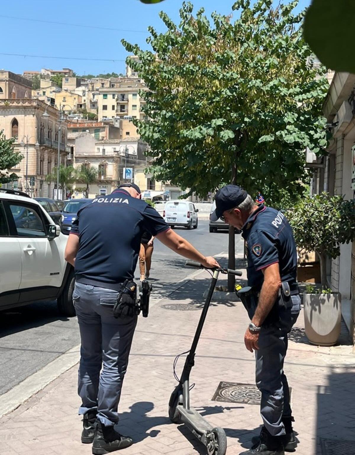 Modica: denunciato l'uomo fuggito su monopattino dopo manovre pericolose su Corso Umberto I