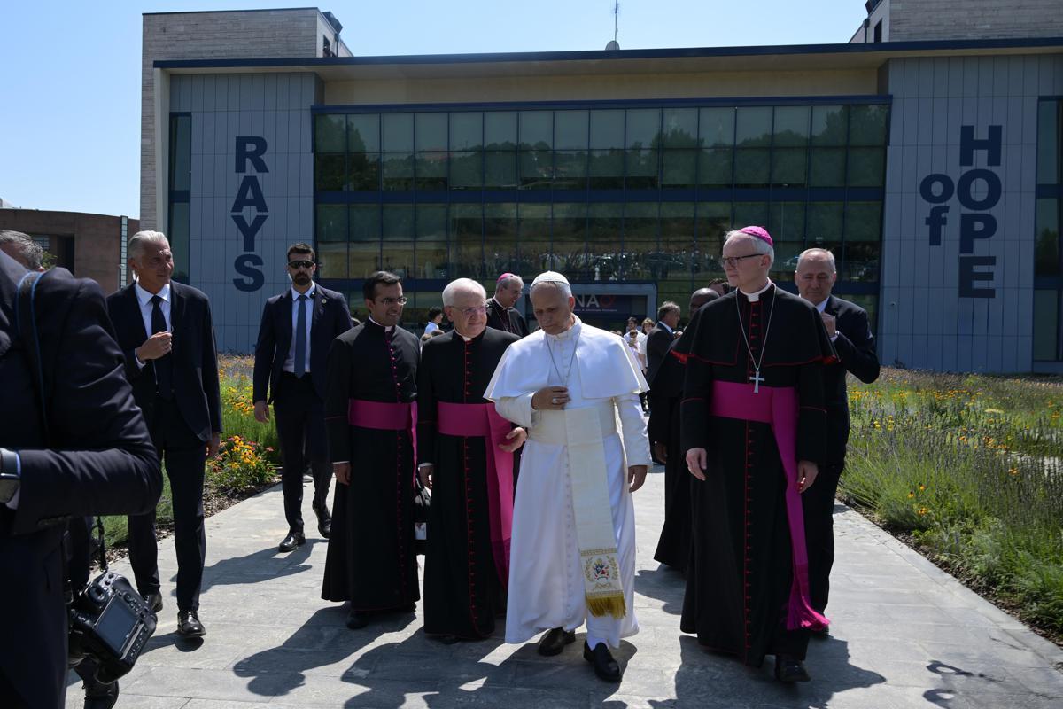 L'abbraccio di Papa Leone ai piccoli pazienti del Cnao di Pavia - 