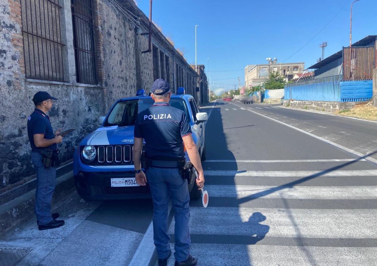 Operazione anti-abusivismo a Librino: scoperto salone da barba nel vano scala, sequestro e sanzioni - 