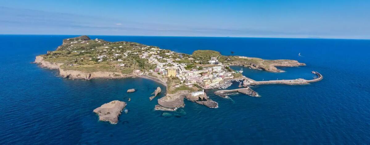 A Ventotene la 'Natalonga' 2026: cento nuotatori per «Rompere l’assedio» all’Europa - 