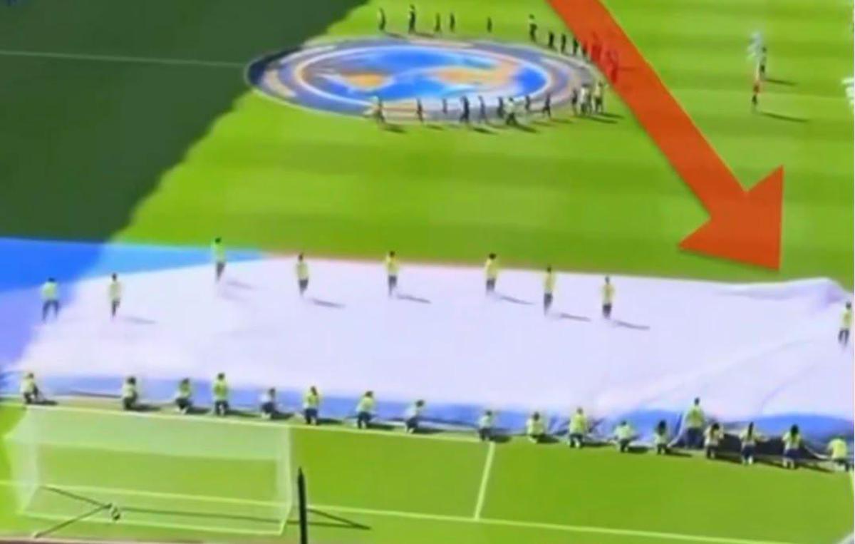 Mondiali, addetto Fifa intrappolato nella bandiera e 'salvato' - 