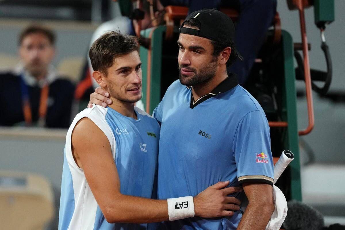 Roland Garros, Berrettini in lacrime costretto al ritiro. Arnaldi lo abbraccia, il pubblico applaude - 