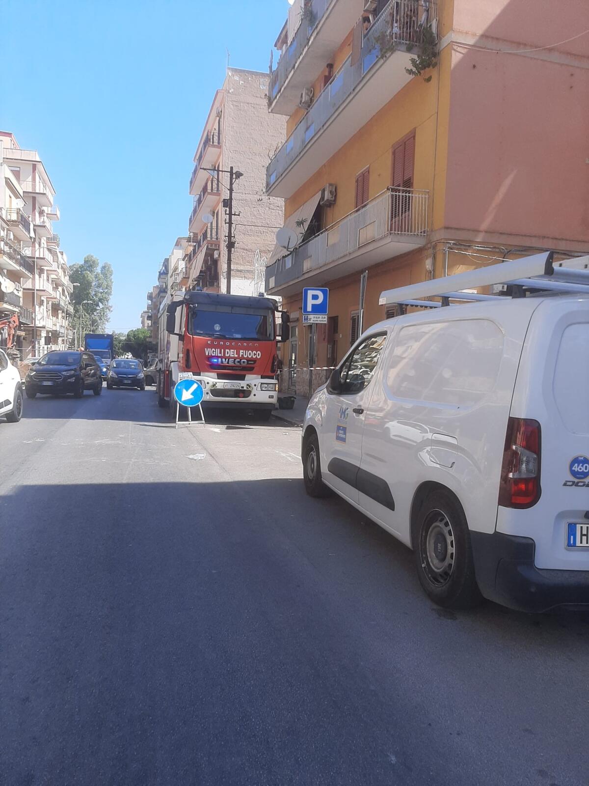 Dispersione di gas in via Papa Sergio I: pronto intervento Amg Energia, traffico regolamentato