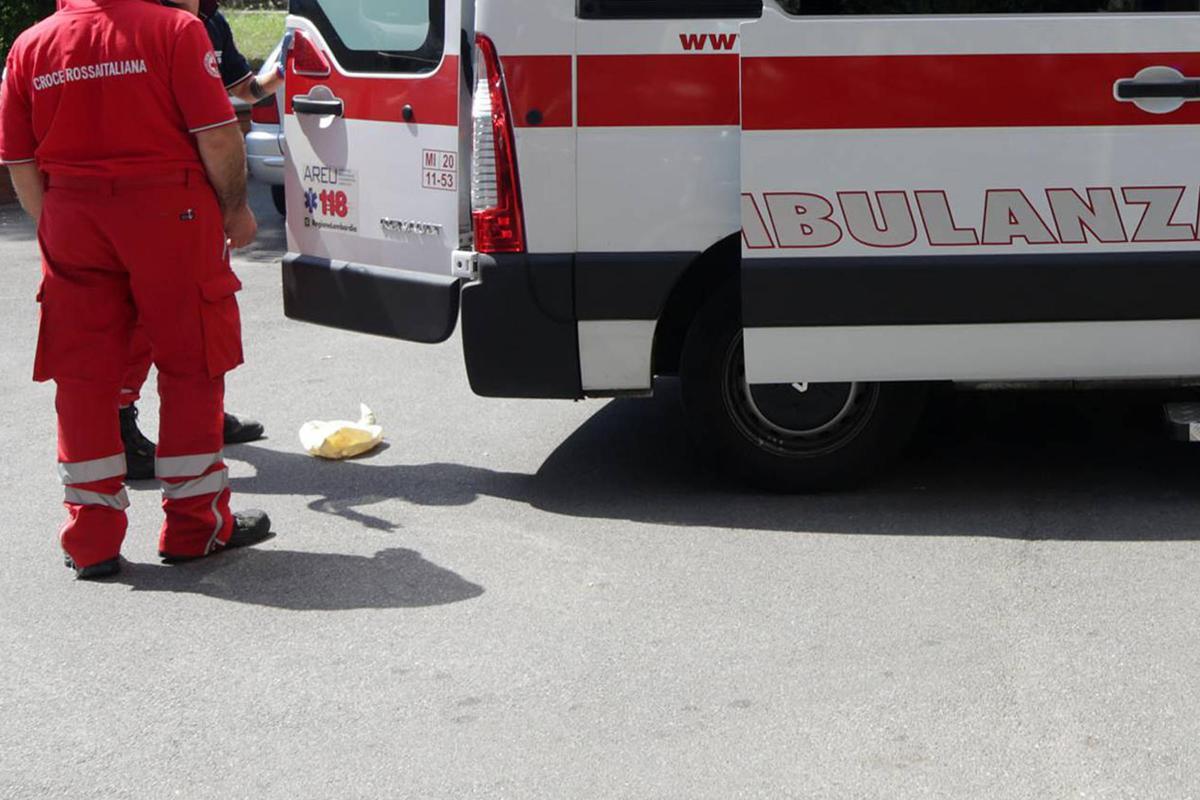 Accoltellato davanti a un bar a Ostia, morto 35enne: aggressore in fuga - 